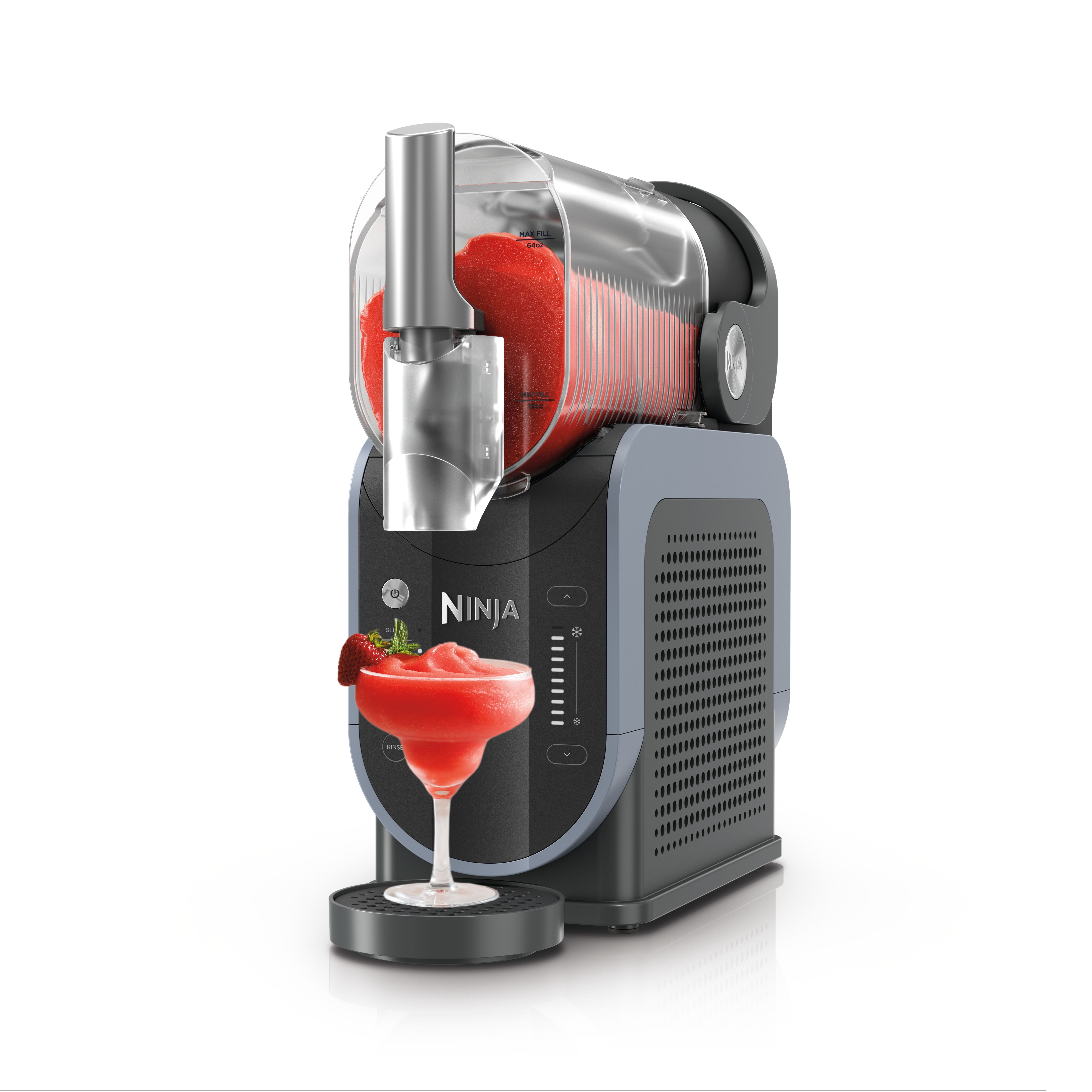 Льодогенератор Ninja готує заморожений десерт / напій із полуничним смаком у скляному келиху