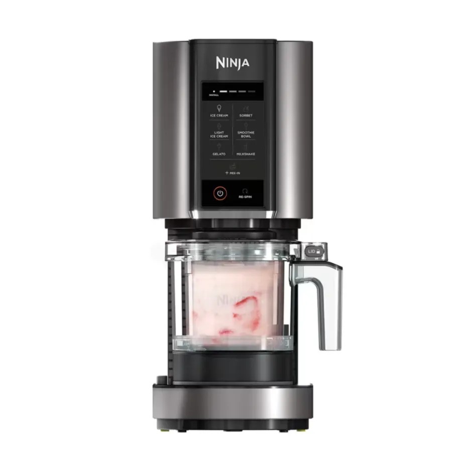 Морозивниця Ninja з прозорою чашею, наповненою полуничним морозивом, і сенсорною панеллю керування