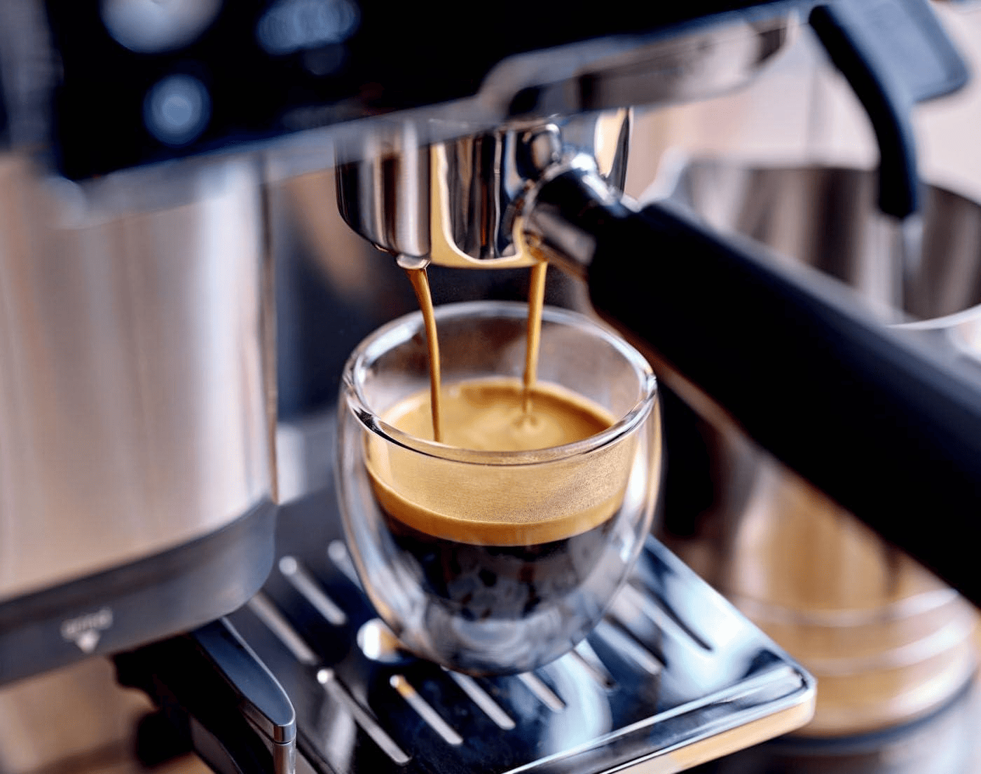 Кавомашина Ninja готує еспресо, кава наливається у прозору склянку з густою пінкою