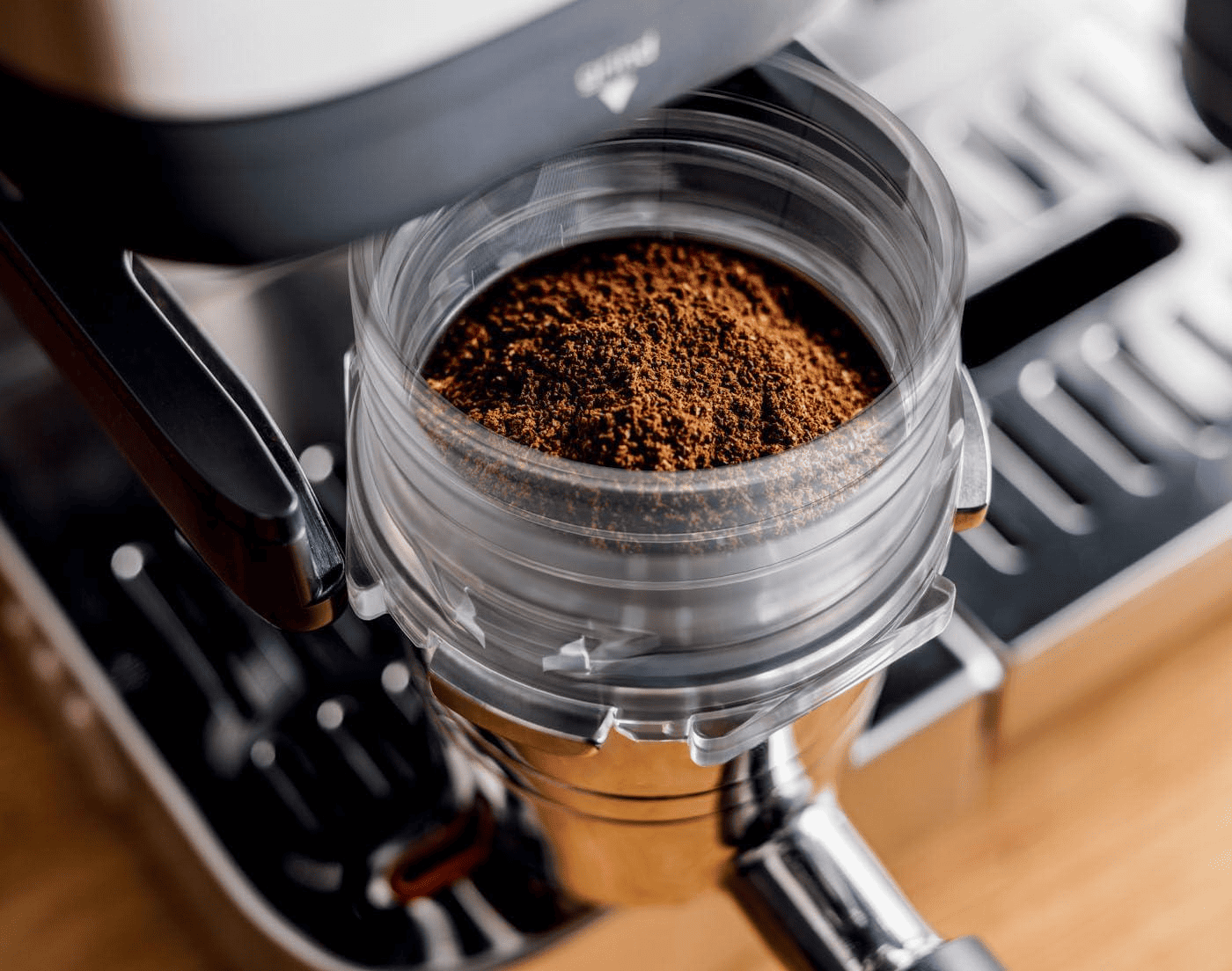 Мелена кава у тримачі кавомашини Ninja крупним планом