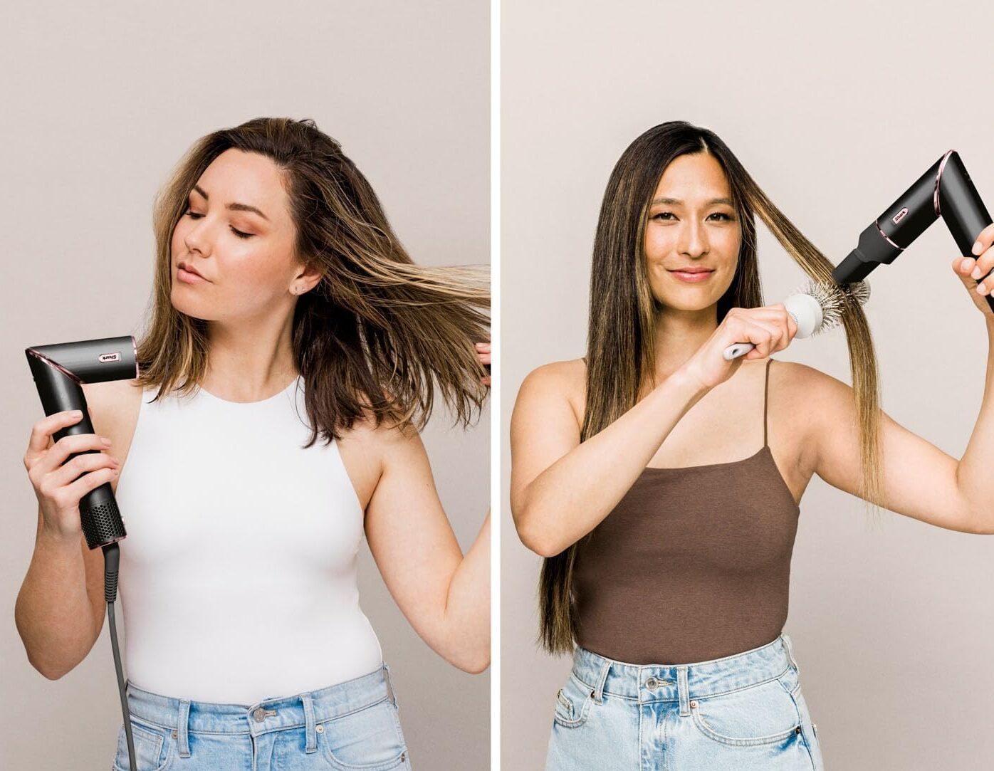 Жінки демонструють сушіння та укладання волосся феном Shark із насадкою-концентратором і круглою щіткою.