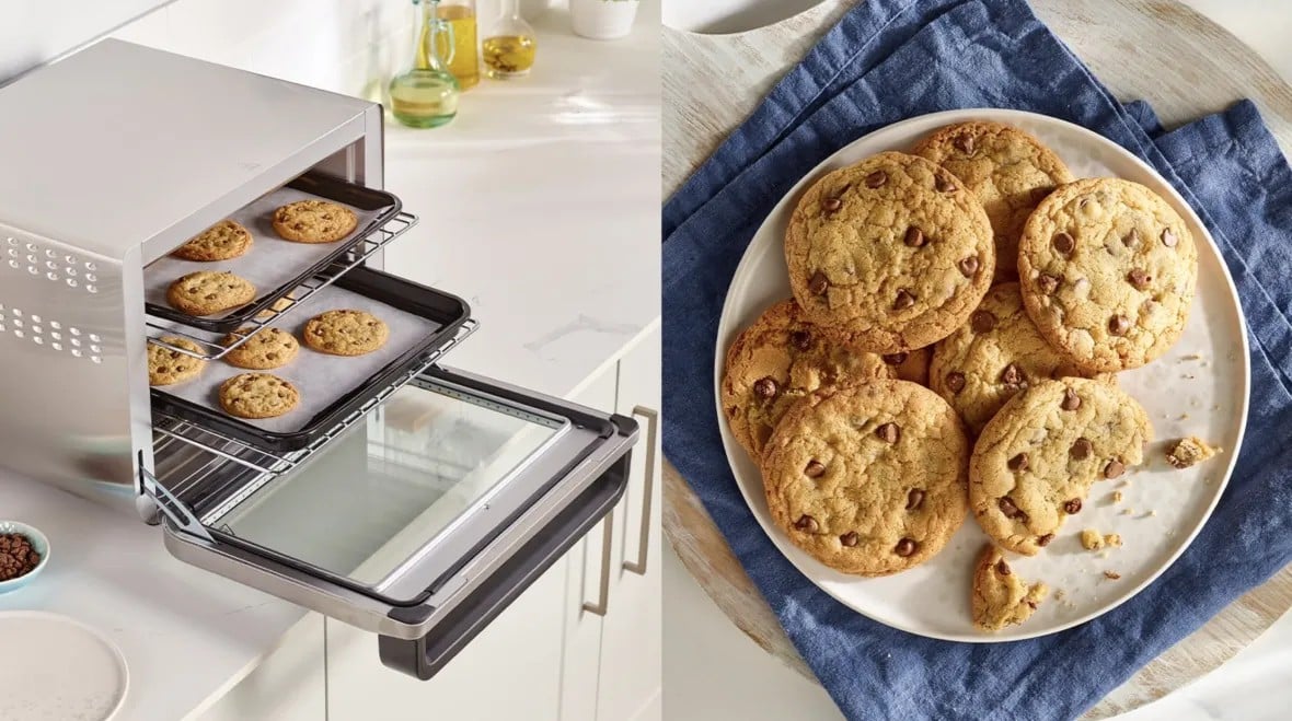 Духовка Ninja випікає печиво з шоколадною крихтою, готове печиво лежить на тарілці поруч.