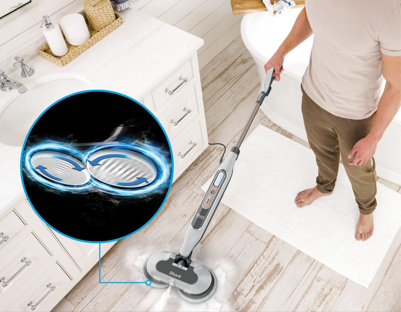 Паровий очищувач Shark Steam Scrub очищує плитку у ванній за допомогою подвійних обертових дисків