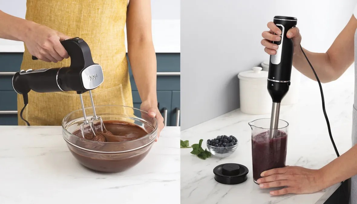 Людина готує шоколадне тісто міксером і ягідний смузі занурювальним блендером Ninja.