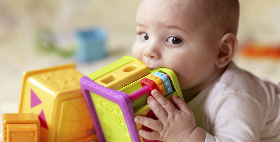 Избегайте игрушек красных и черных цветов, которые могут негативно влиять на психику чувствительных малышей.