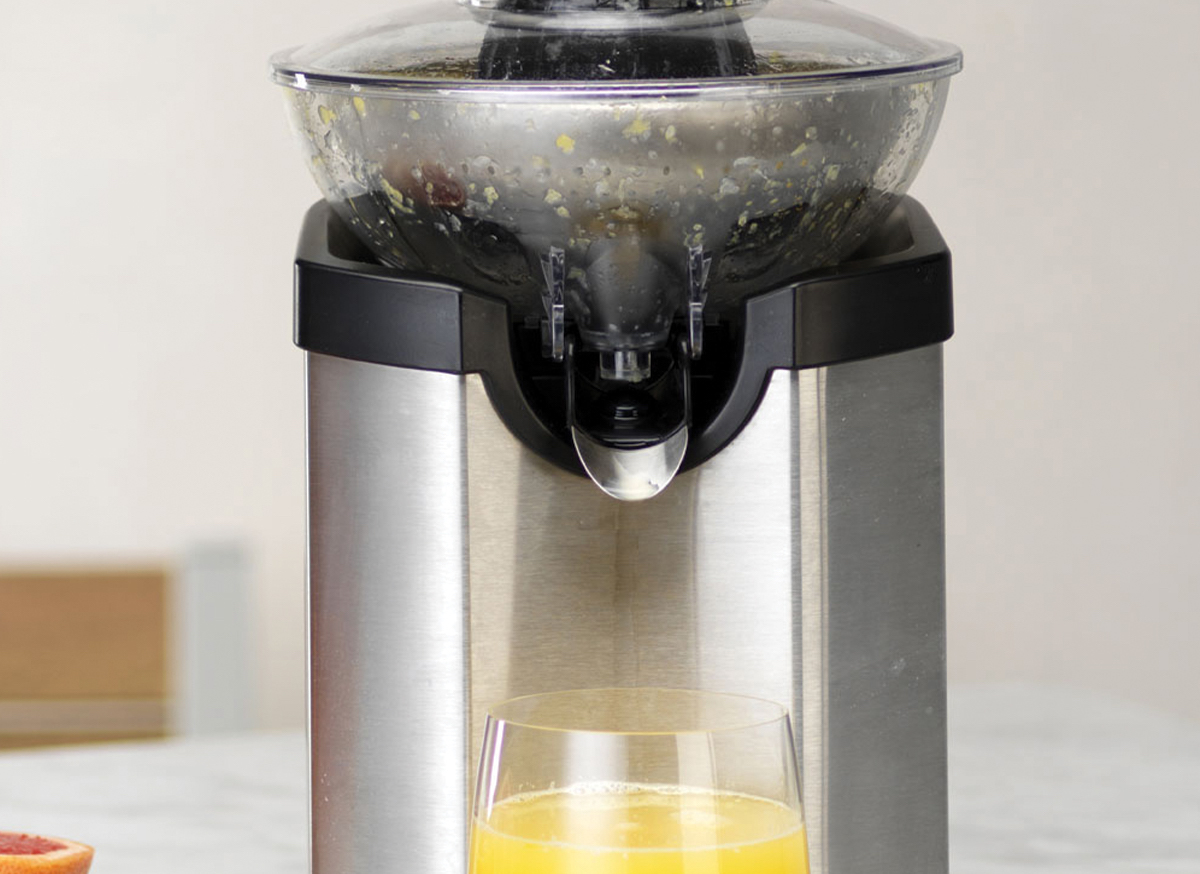 Соковижималка Cuisinart із нержавіючої сталі під час приготування апельсинового соку