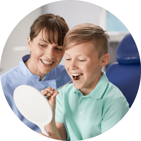 Допомагає дітям краще й довше* чистити зуби