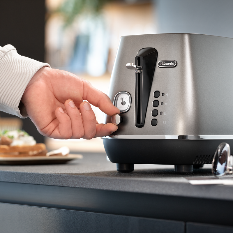 Тостер DeLonghi Distinta Titanium CTIN2103.TB