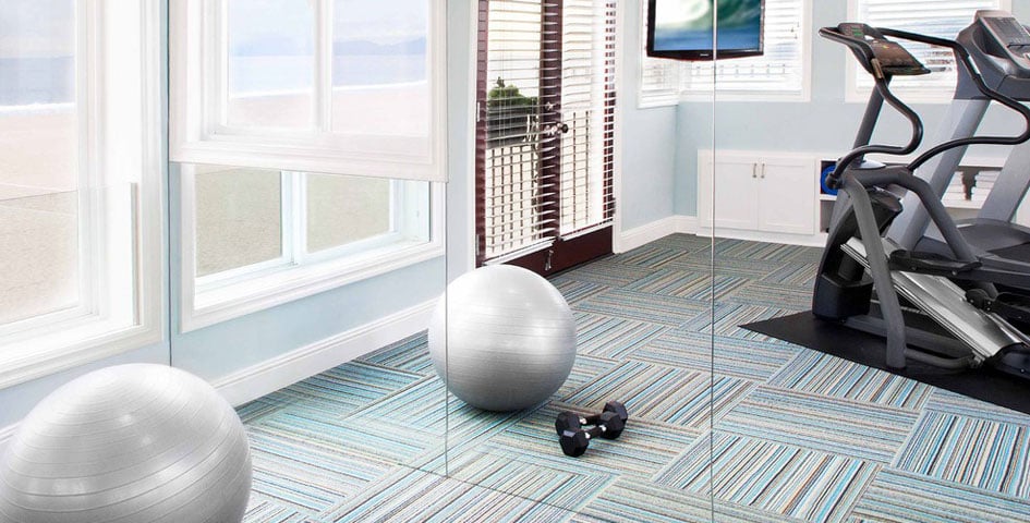 Стики полотен ковроліну будуть менше кидатися в око, якщо розташувати їх перпендикулярно до вікна.