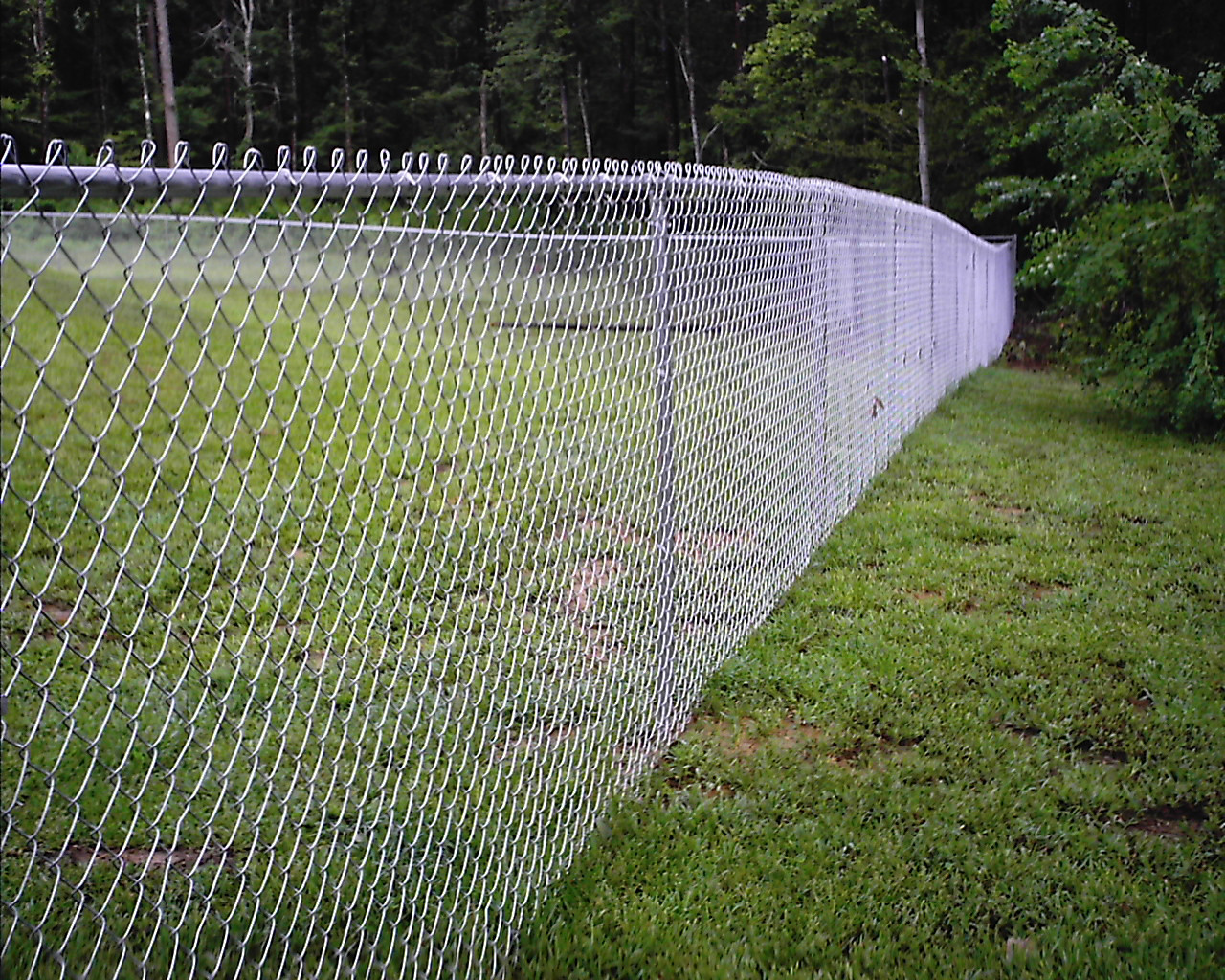 Как сделать забор для дачи своими руками из профнастила, дерева, кирпича, металла и пластика