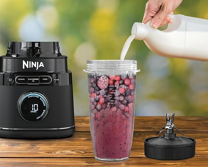 Блендер Ninja — приготування смузі з ягід і молока у переносній чаші.