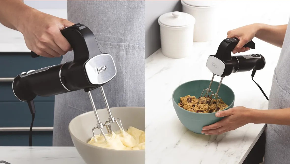 Людина використовує ручний міксер Ninja для замішування масла та тіста для печива в мисках.