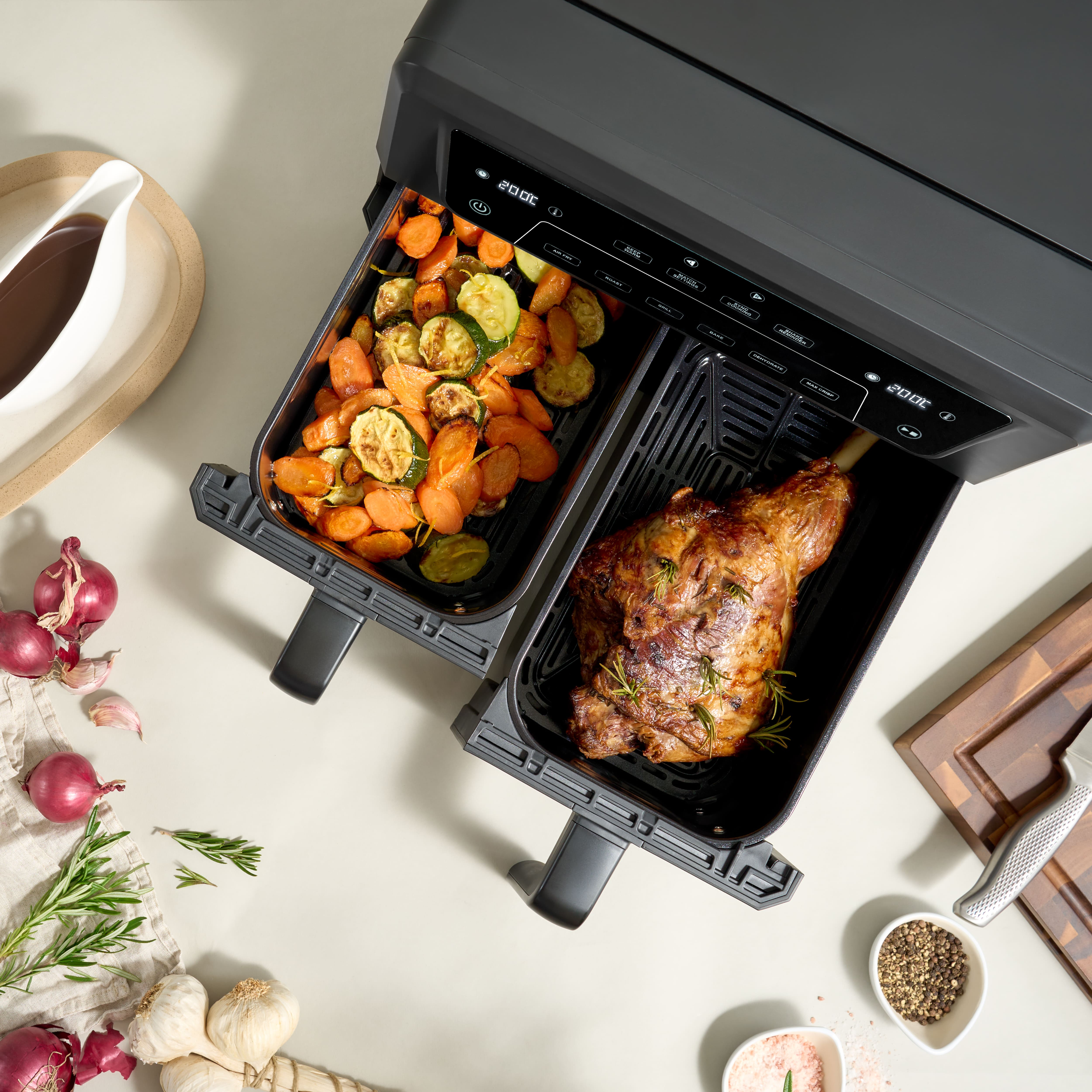 Аерофритюрниця Cuisinart з овочами та м’ясом, готовими до подачі