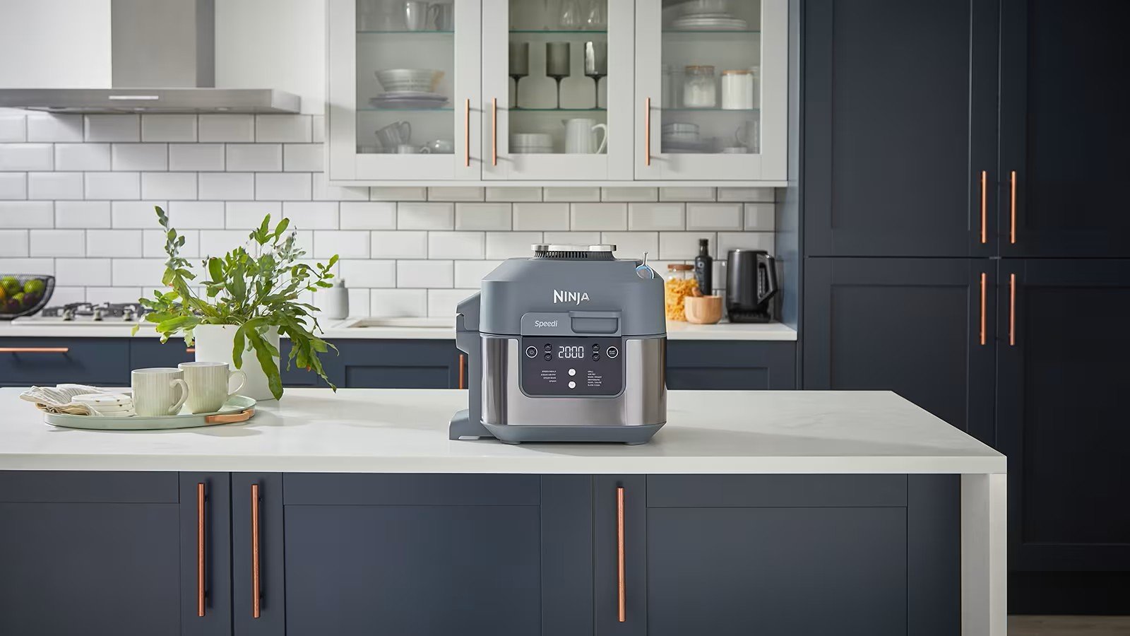 Мультипіч Ninja Speedi на кухонному столі в сучасному інтер’єрі