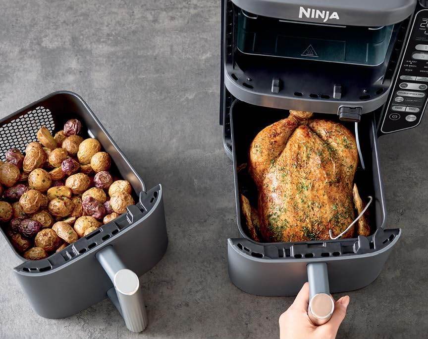 Ninja Double Stack із двома кошиками — у верхньому смажена картопля, у нижньому запечене курча.