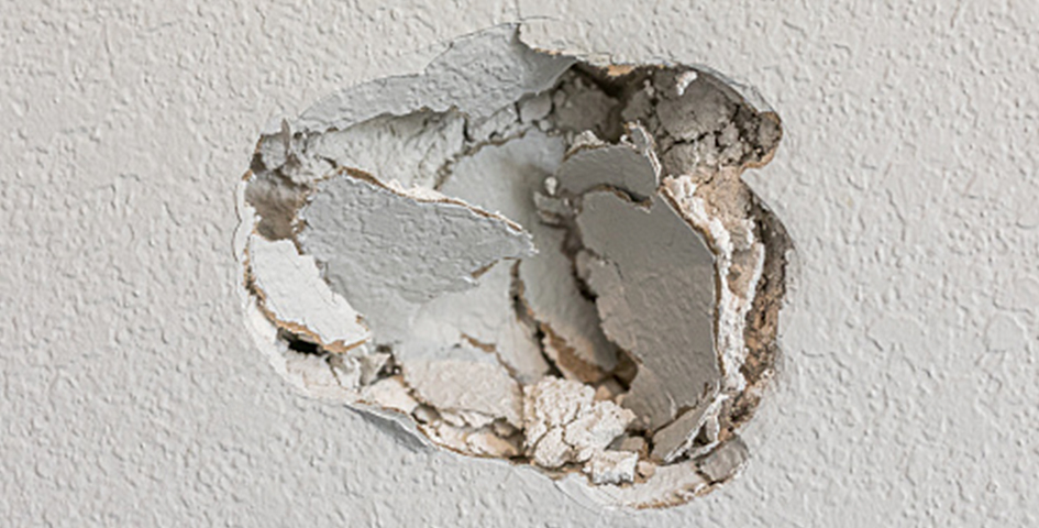 Можно ли оклеивать обоями потолки, оштукатуренные глиной с опилками в глинобитном доме?