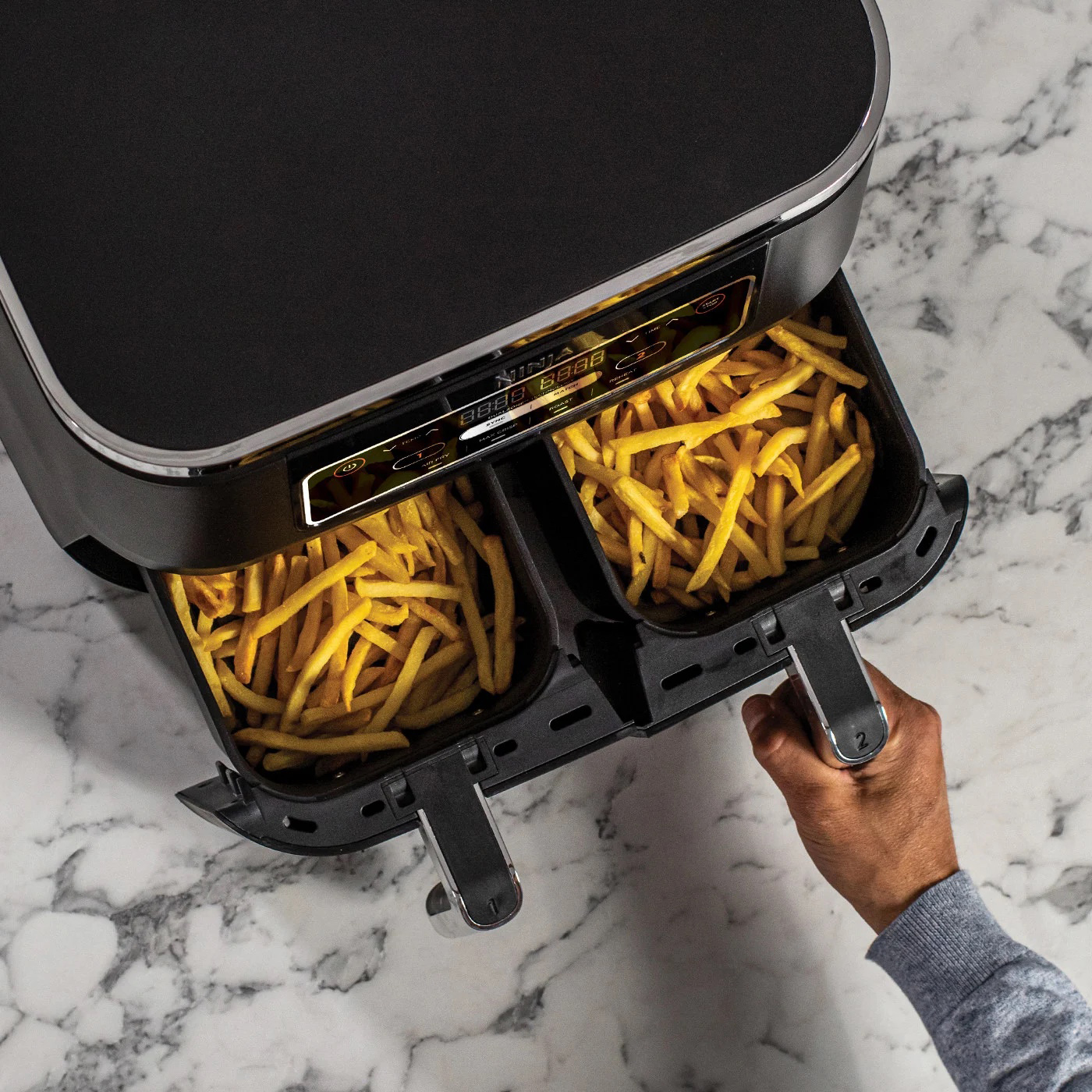 Подвійна фритюрниця Ninja Air Fryer з двома кошиками, наповненими картоплею фрі