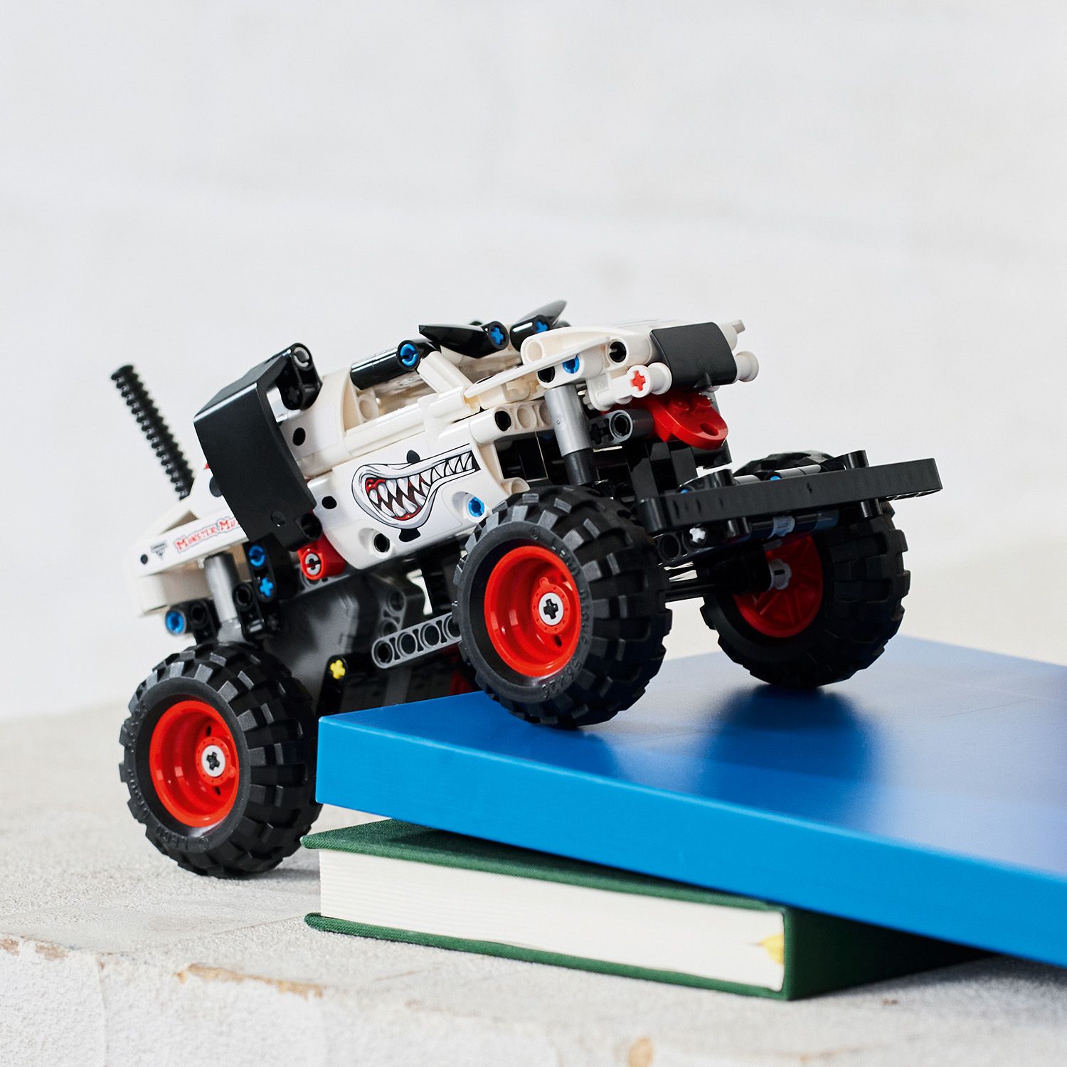 Більше розваг із Monster Jam™