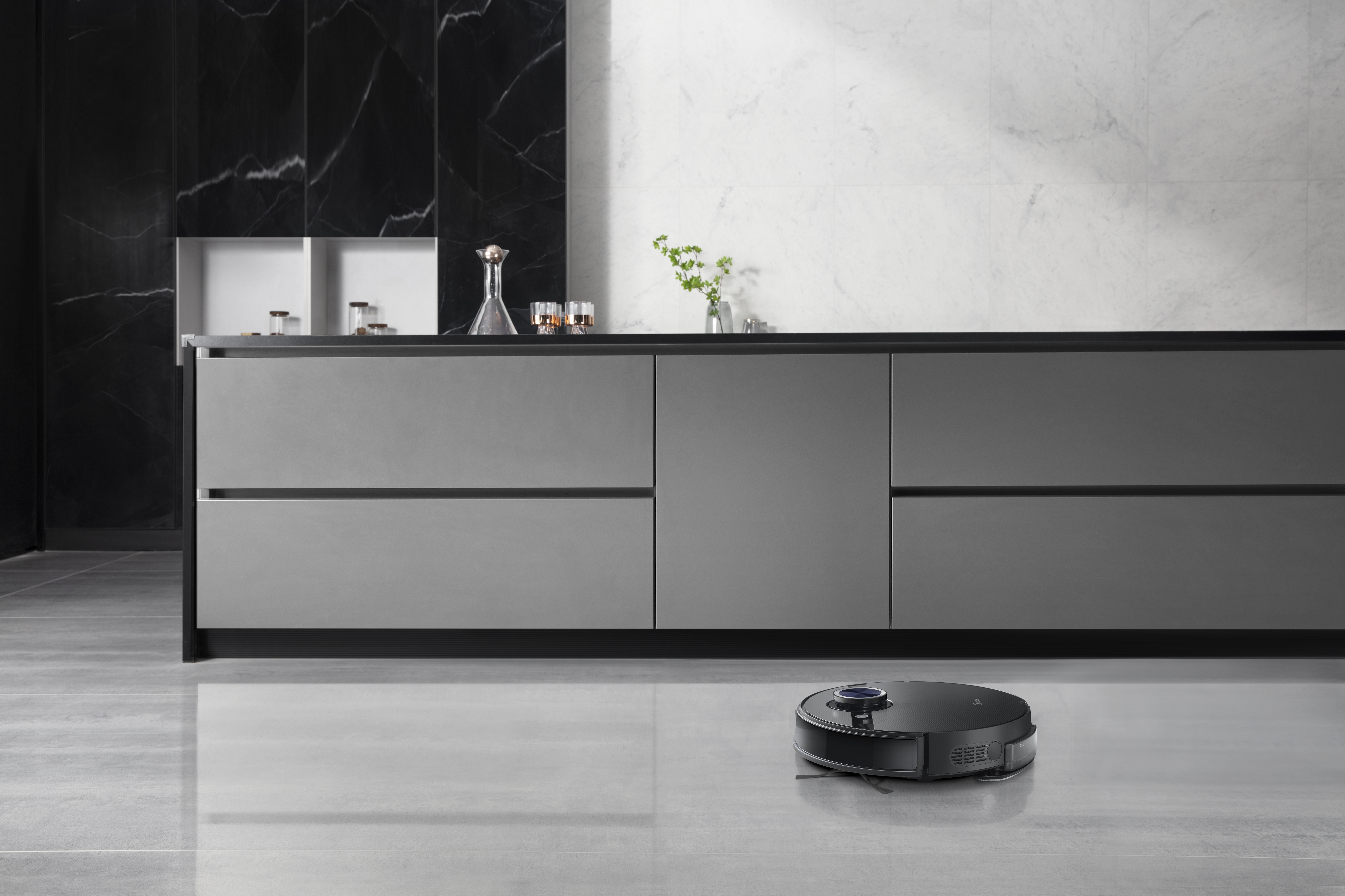  Midea, чорний робот-пилосос, сіра тумба