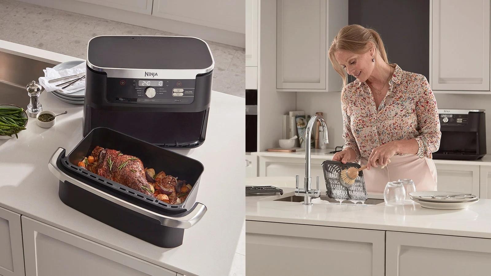 Фритюрниця Ninja MegaZone DualZone AF500EU із запеченим м’ясом, жінка миє знімну решітку пристрою на кухні