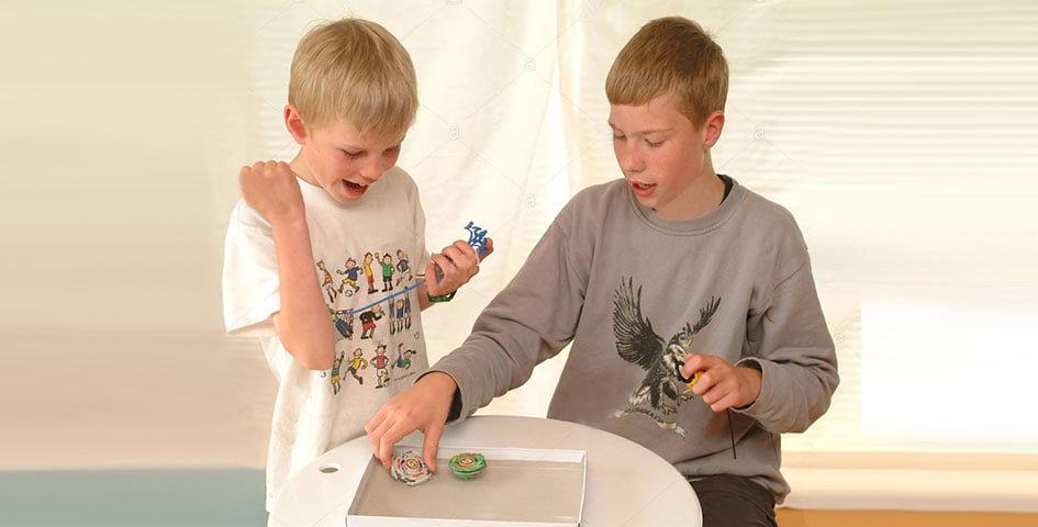 Игра в Beyblade Alamy Stock Photo