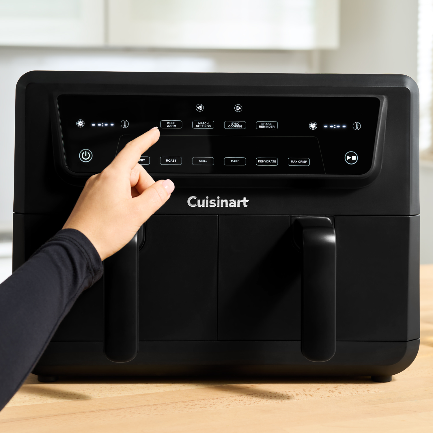 Користувач вмикає аерофритюрницю Cuisinart Dual Drawer із двома кошиками та цифровим керуванням