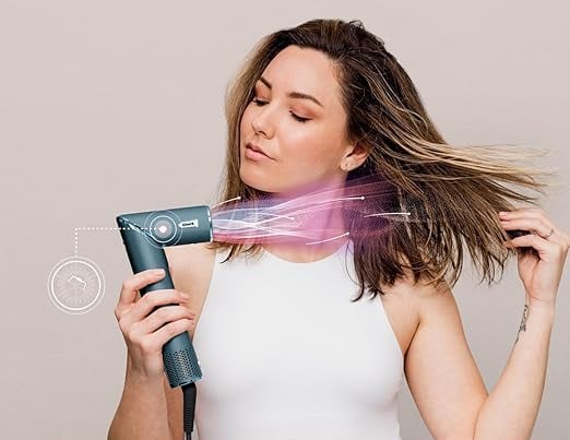 Жінка сушить волосся стайлером Shark FlexStyle із потужним повітряним потоком для швидкого укладання