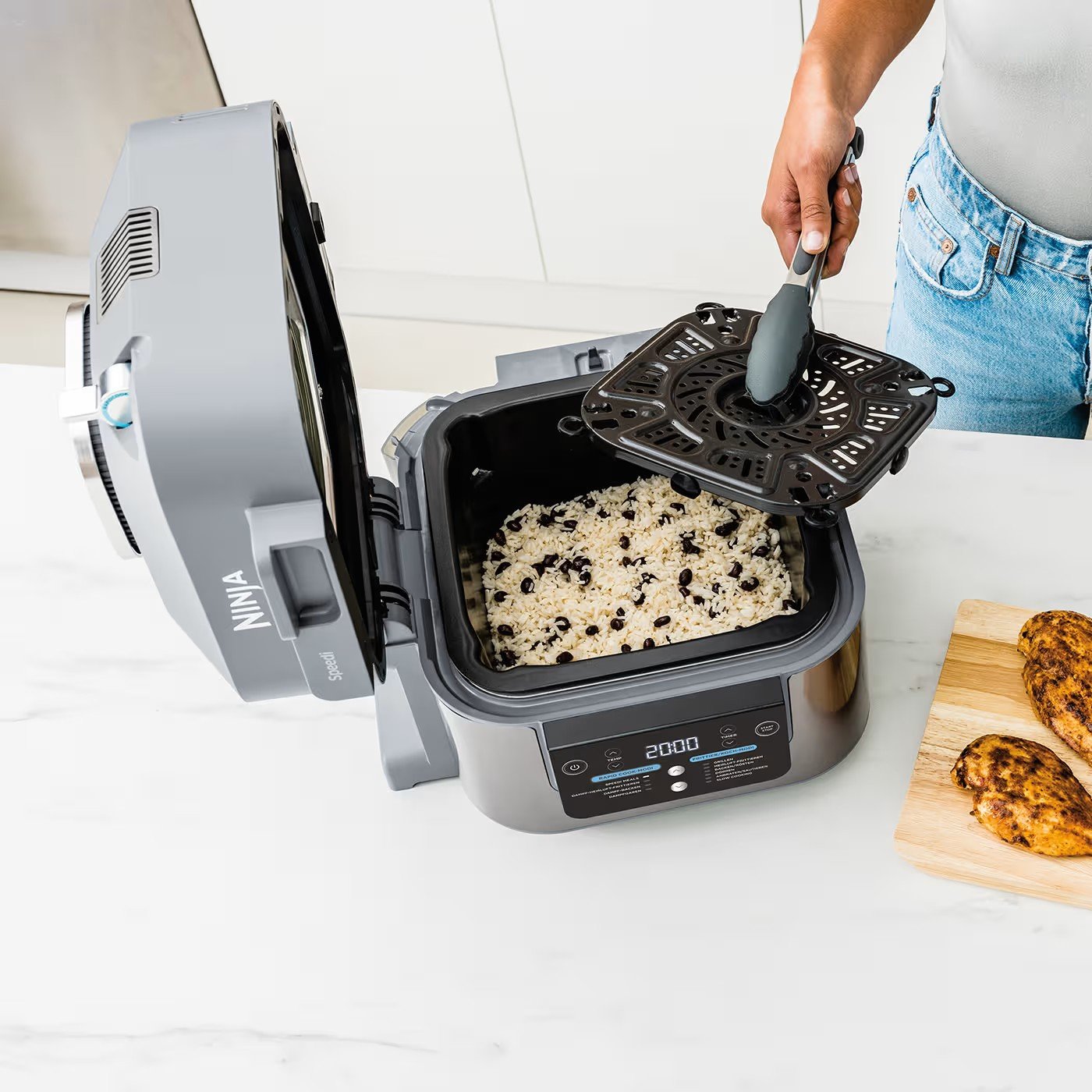 Процес приготування рису з квасолею у мультипечі Ninja Speedi з антипригарною решіткою