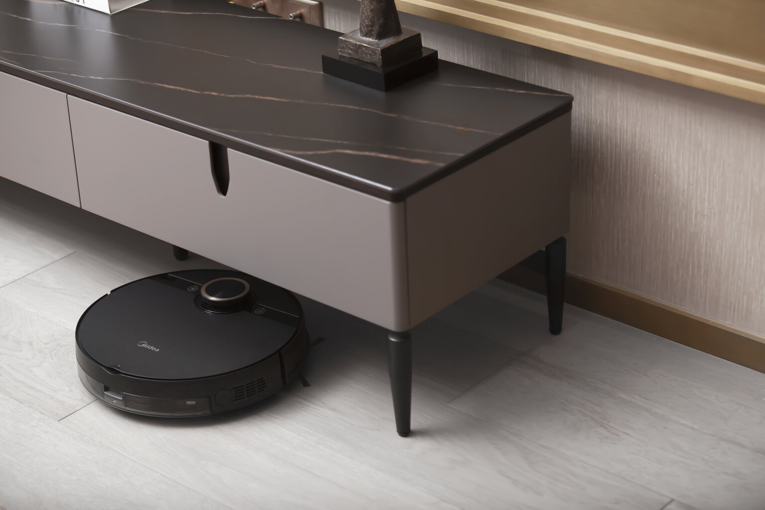 Пилосос під темною тумбою 