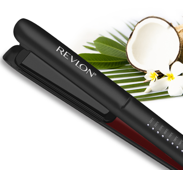 Випрямляч Revlon із кокосовою олією на керамічних пластинах на тлі кокосу та тропічних листків