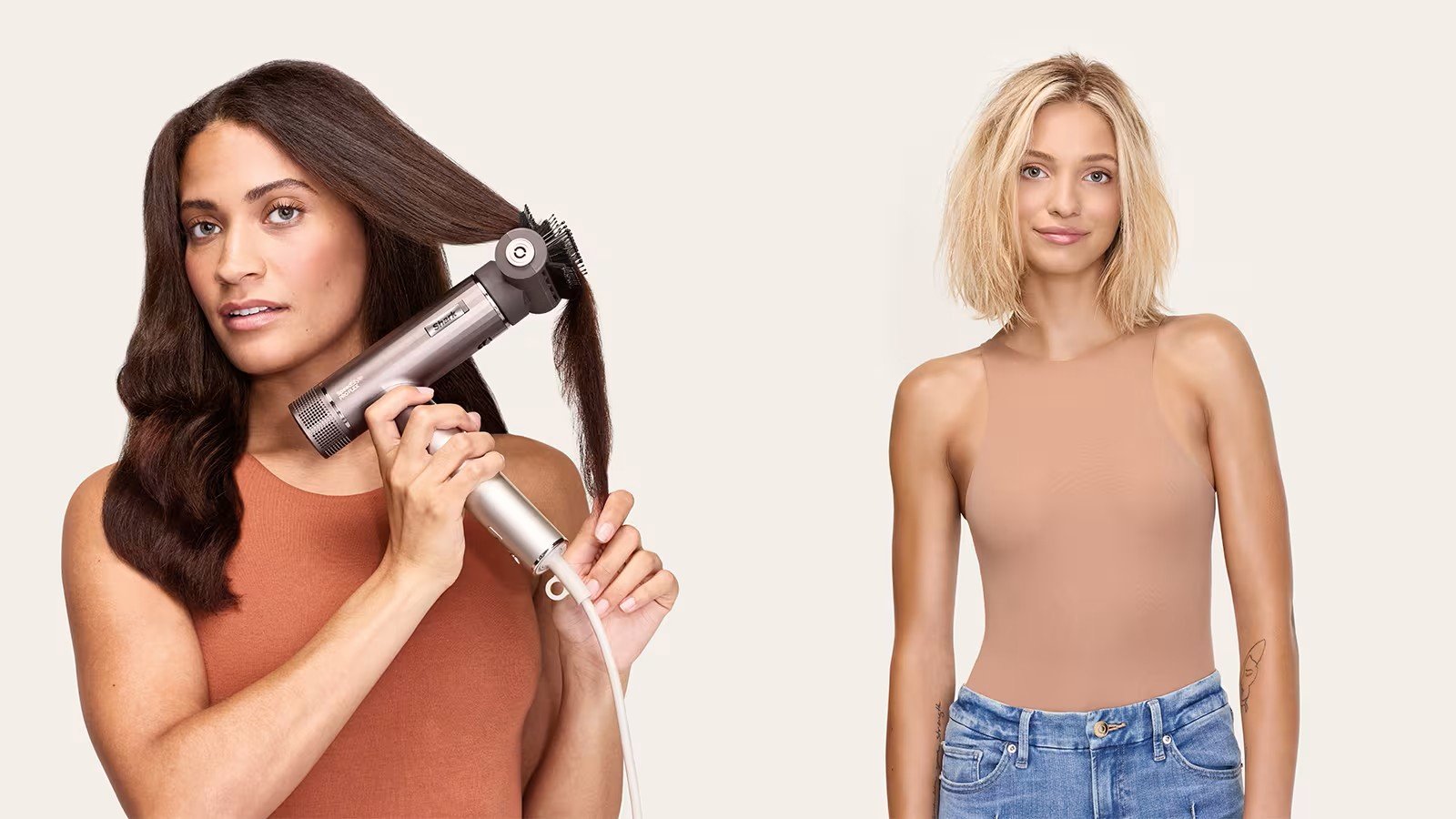 Жінка укладає волосся феном Shark SpeedStyle, показано результат — гладке та об’ємне волосся після сушіння