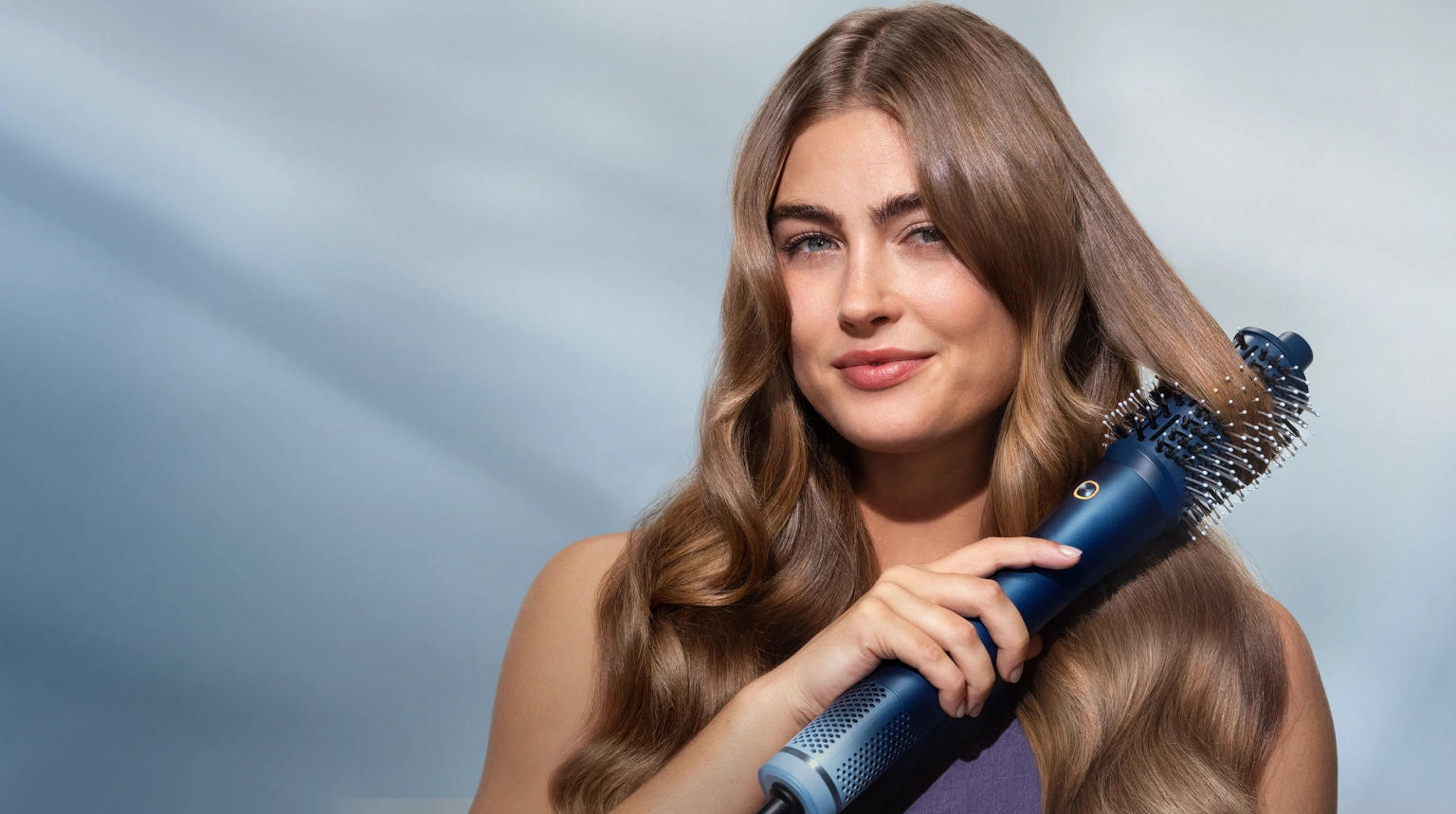 Жінка з мультистайлером Philips Aqua SenseIQ серії 9000