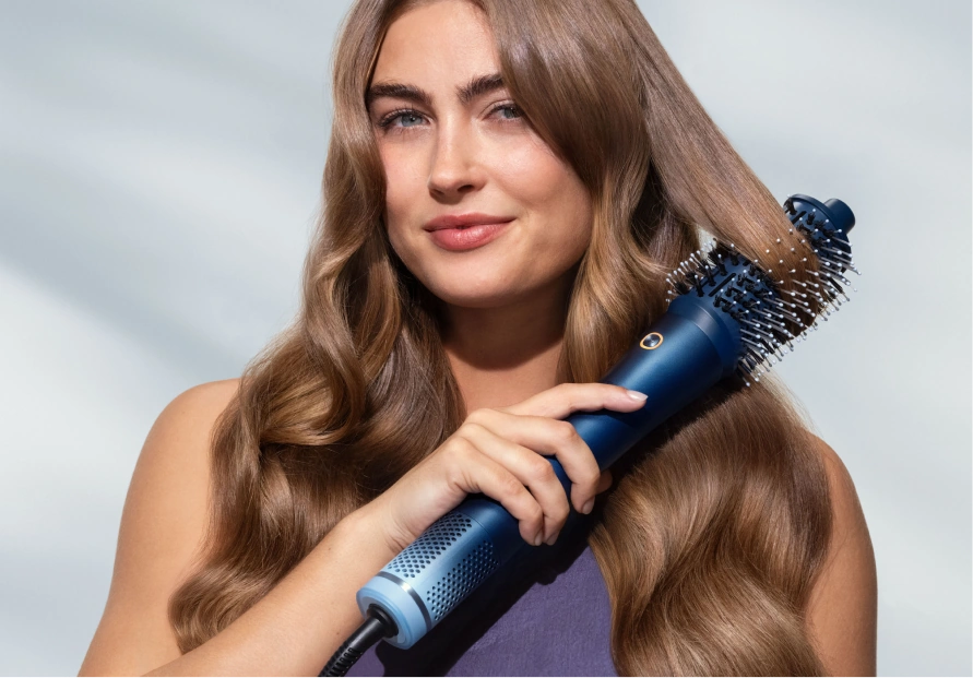 Жінка створює обʼєм щіткою мультистайлера Philips