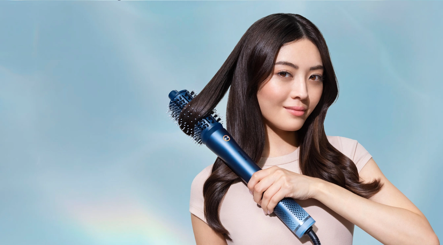 Жінка укладає волосся мультистайлером Philips Aqua SenseIQ