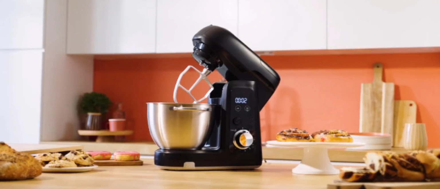 Кухонна машина Tefal Bake Partner+ QB5458F0 на кухонній стільниці з випічкою